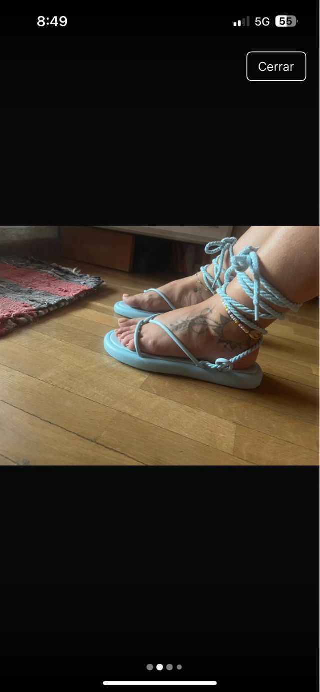 Sandalias planas azules atadas