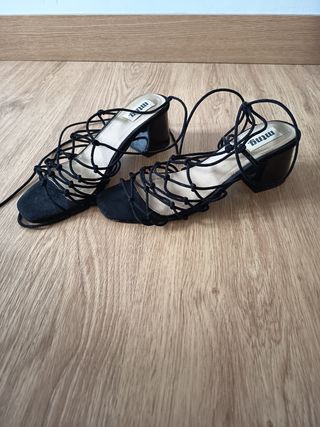 Sandalias tacón negras atadas