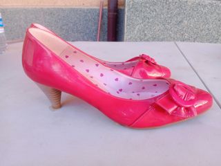 Zapatos tipo bailarinas fucsia con tacón bajo