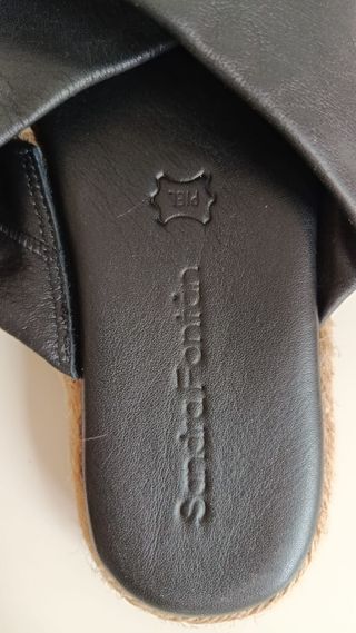 Sandalias planas negras piel