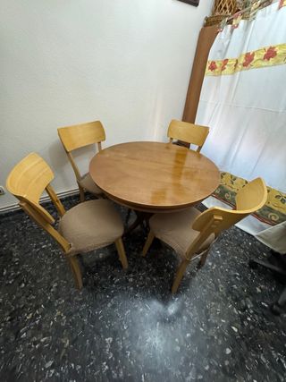 Mesa redonda + 4 sillas madera