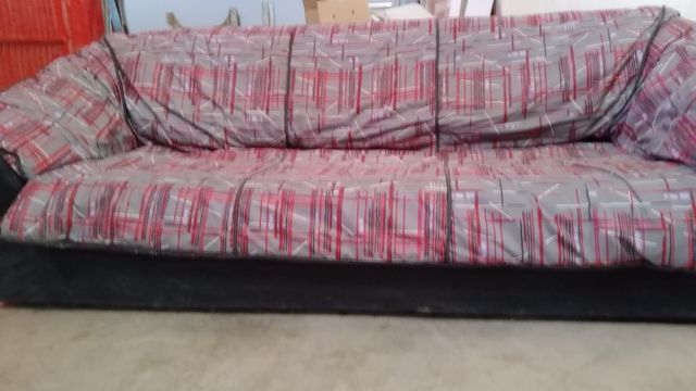 Sofá  gris y rojo