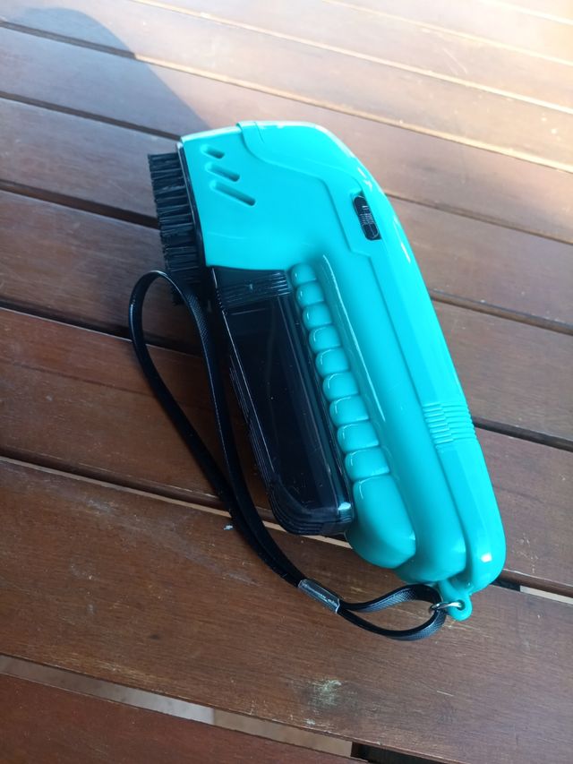 Aspirador de polvo y pelusas portátil.