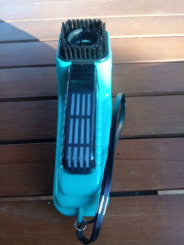 Aspirador de polvo y pelusas portátil.