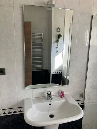 Specchio da bagno Roca con luce e lavandino bianco