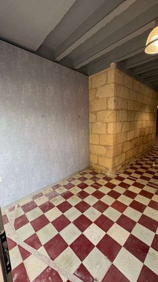 Alquilo local comercial carrer Bisbe Sever 15.