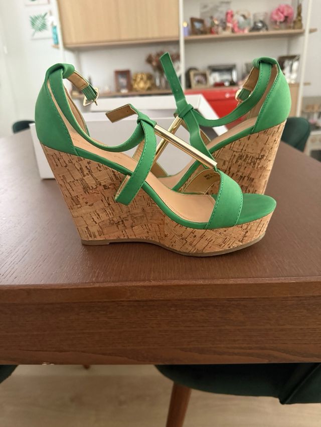 Sandalias cuña verdes