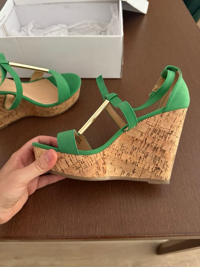 Sandalias cuña verdes
