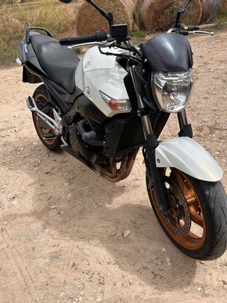 Suzuki GSR 600 blanca