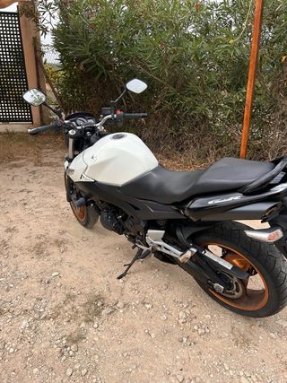 Suzuki GSR 600 blanca