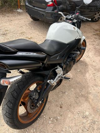 Suzuki GSR 600 blanca