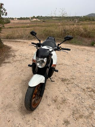 Suzuki GSR 600 blanca