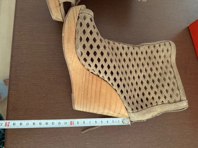 Sandalias cuña beige