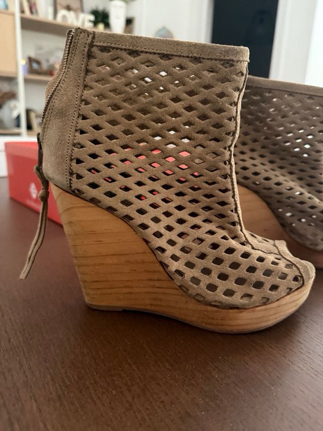 Sandalias cuña beige