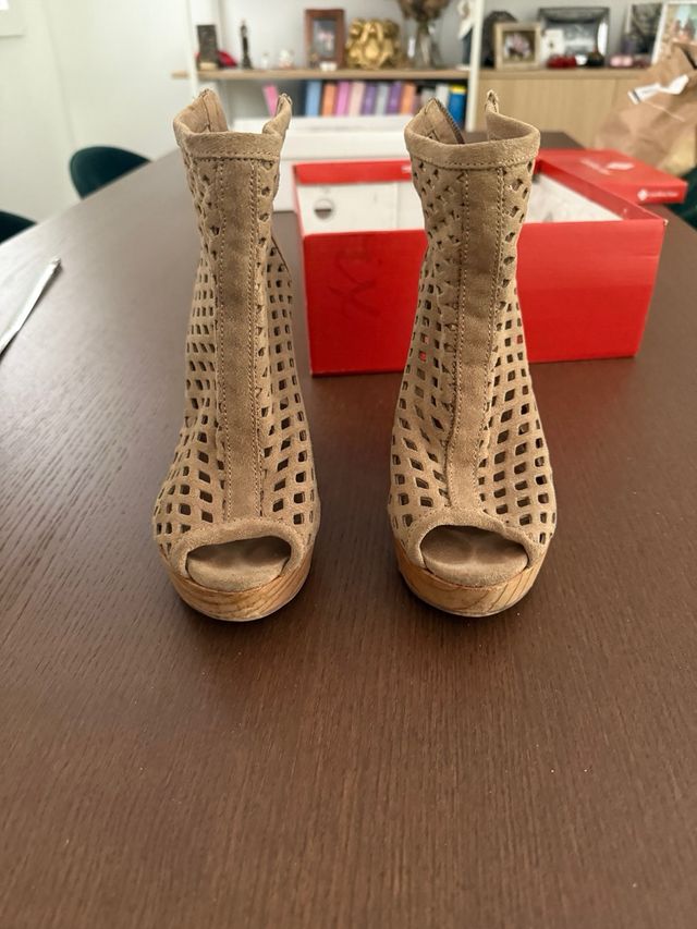Sandalias cuña beige