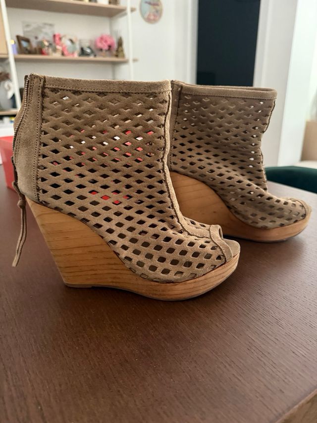 Sandalias cuña beige