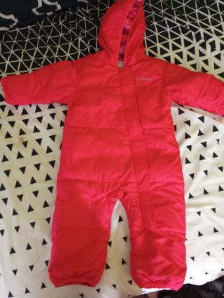 Buzo columbia 6/12 meses es como una talla 74/80cm