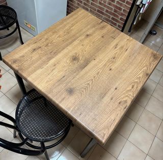Mesa de cocina marrón 