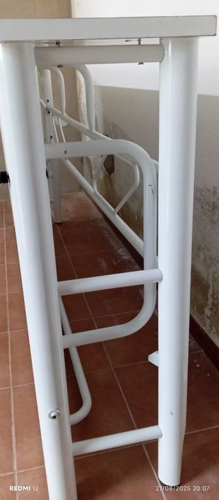 Cama plegable blanca metalica