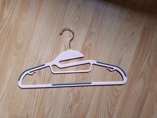 Perchas, diferentes modelos y colores.