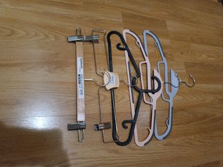 Perchas, diferentes modelos y colores.