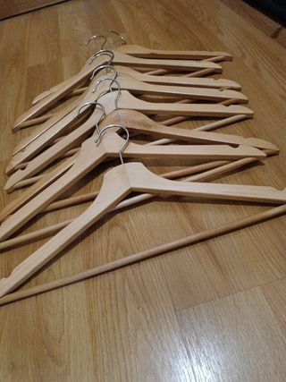 Perchas, diferentes modelos y colores.