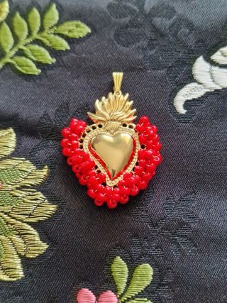 Corazón dorado con abalorios rojos