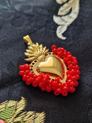 Corazón dorado con abalorios rojos