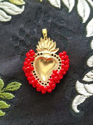 Corazón dorado con abalorios rojos