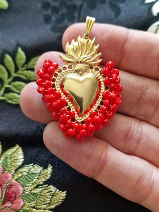 Corazón dorado con abalorios rojos