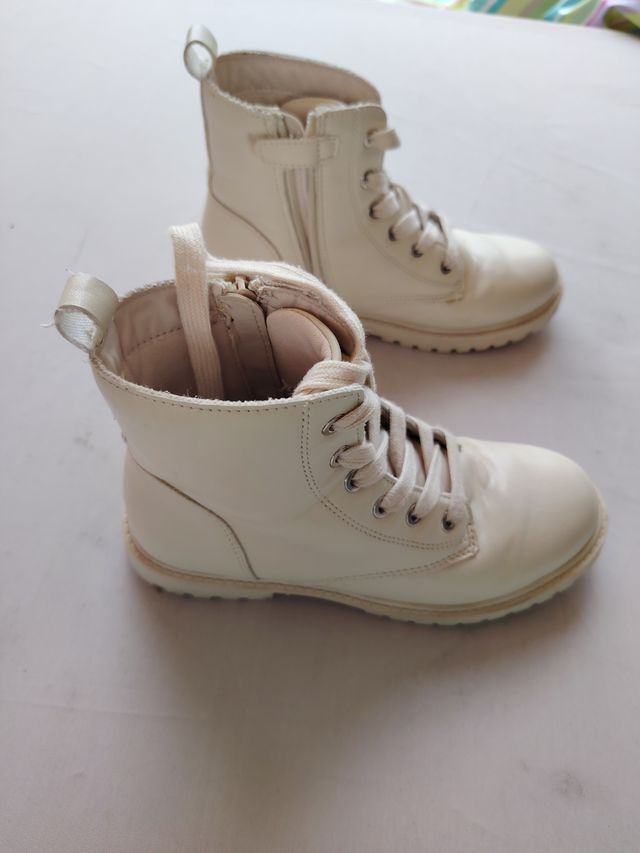 Botitas niña cremallera beige. Talla 35