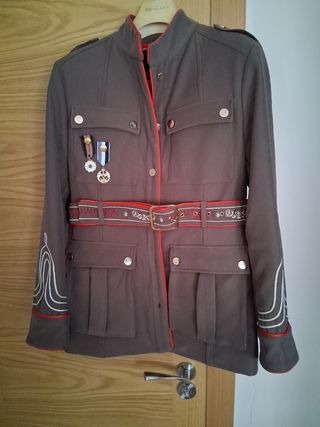 Chaqueta militar marrón-roja