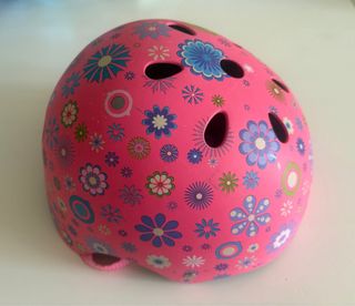 Casco niña Globber flores