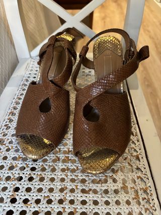 Sandalias tacón dorado