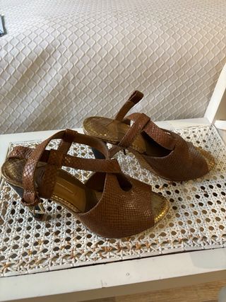Sandalias tacón dorado