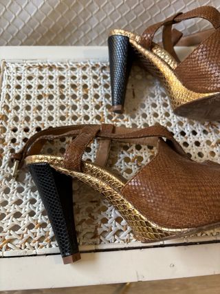 Sandalias tacón dorado