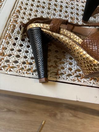 Sandalias tacón dorado