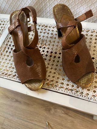 Sandalias tacón dorado