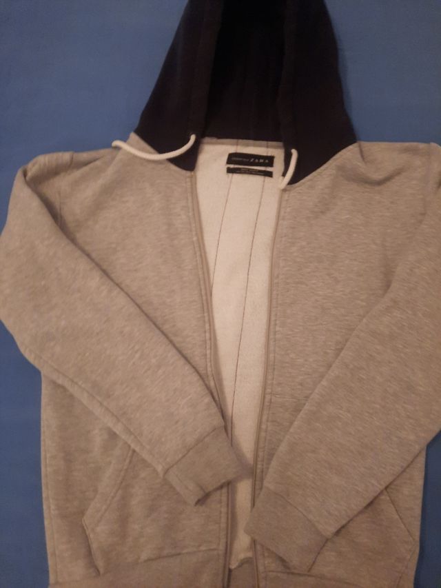 Chaqueta con capucha Zara gris-azul