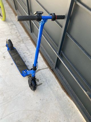 Patinete eléctrico azul