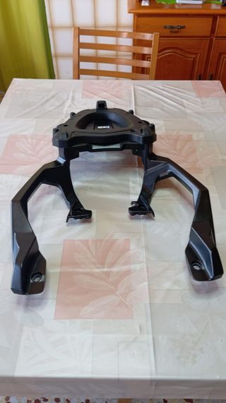 Soporte y baúl Givi para moto Honda x-adv 750