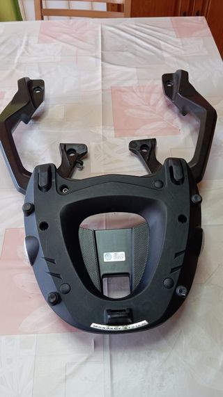 Soporte y baúl Givi para moto Honda x-adv 750