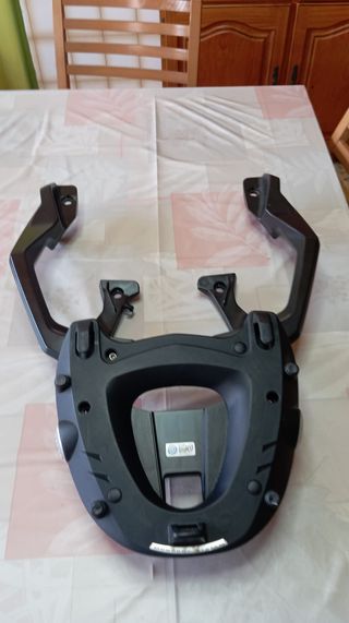 Soporte y baúl Givi para moto Honda x-adv 750