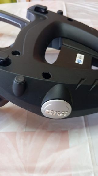 Soporte y baúl Givi para moto Honda x-adv 750