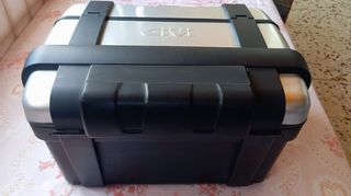 Soporte y baúl Givi para moto Honda x-adv 750