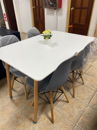 MESA DE COMEDOR BLANCA + 4 SILLAS NUEVO 
