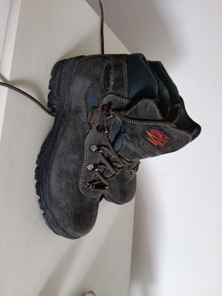 Botas Chiruca montaña número 40.