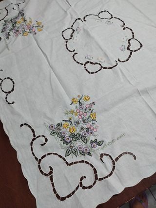 Centrotavola ricamato fiori 80x80cm