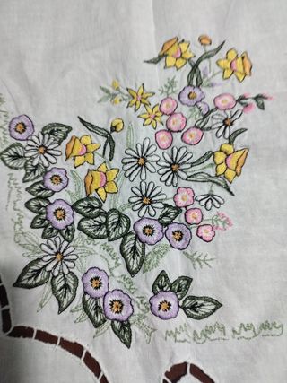 Centrotavola ricamato fiori 80x80cm