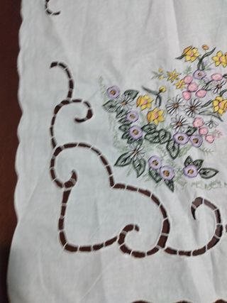 Centrotavola ricamato fiori 80x80cm